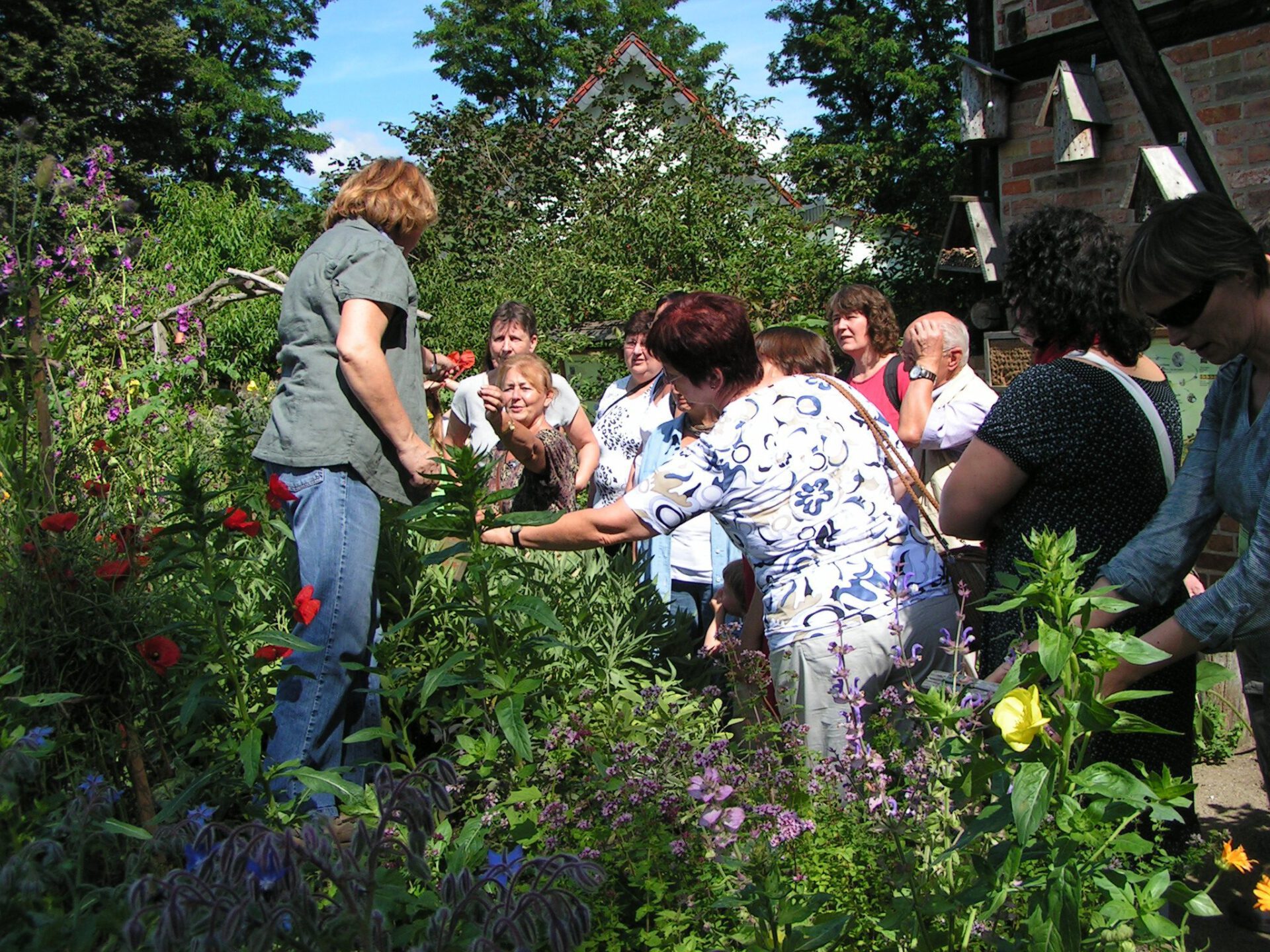 Besucher im Sinnnesgarten im NaturParkHaus in Menz
